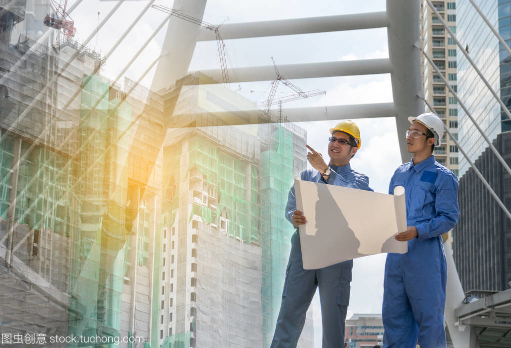 工程师和建筑师在建筑工地工作